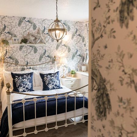 Peacock Room At Field View Cottage Eccleston  ภายนอก รูปภาพ